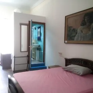 Ampia Stanza Con Bagno Privato, Centro Alloggio in famiglia
